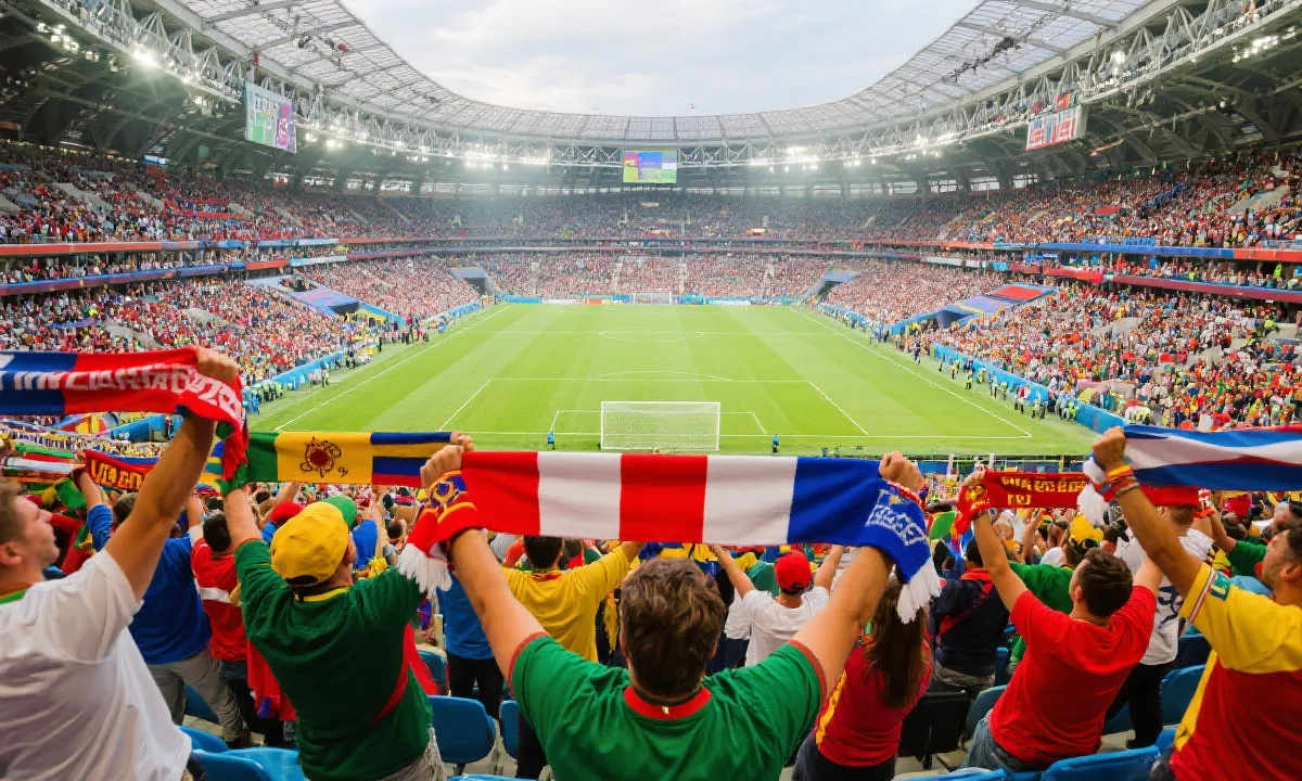2026世界杯球场内球迷挥舞旗帜营造热烈氛围