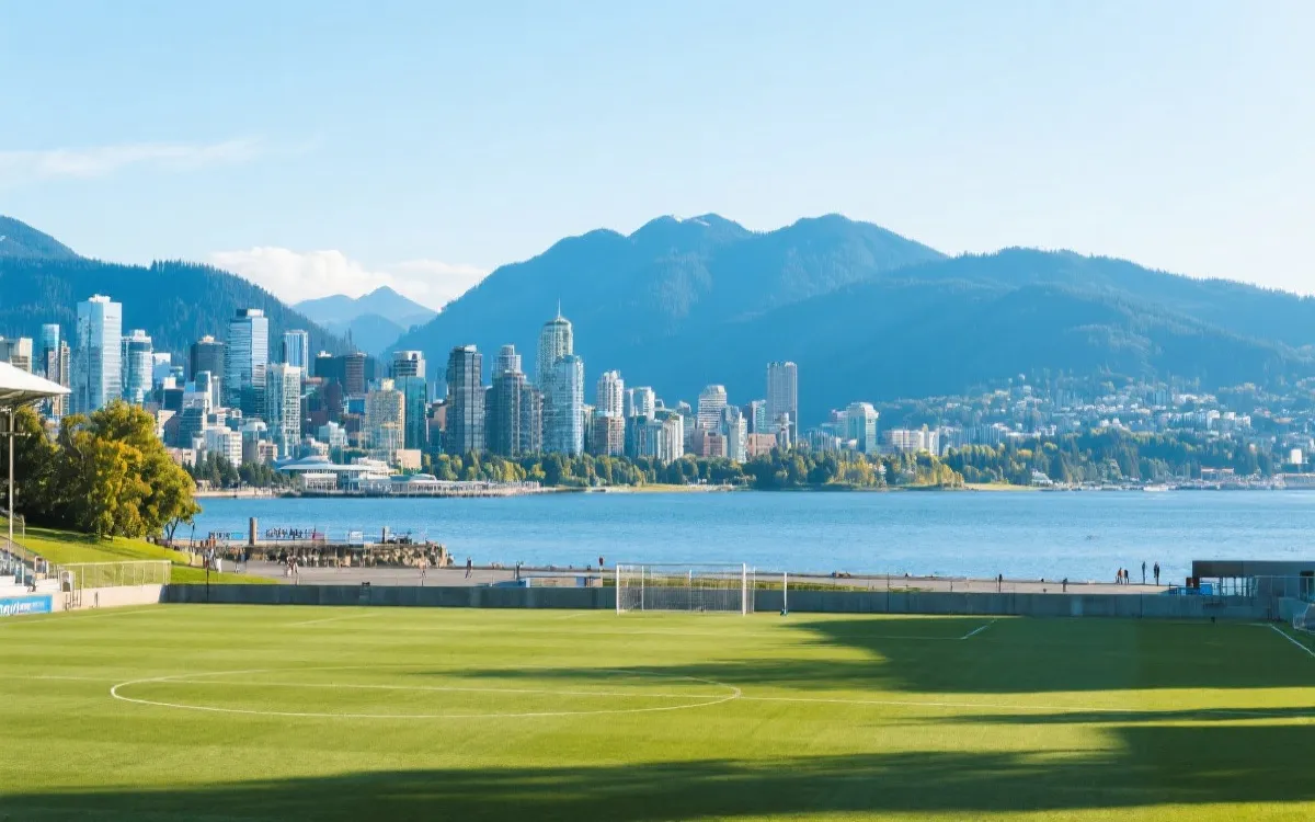 温哥华海岸与城市天际线，适合观赛旅行的清爽夏日氛围